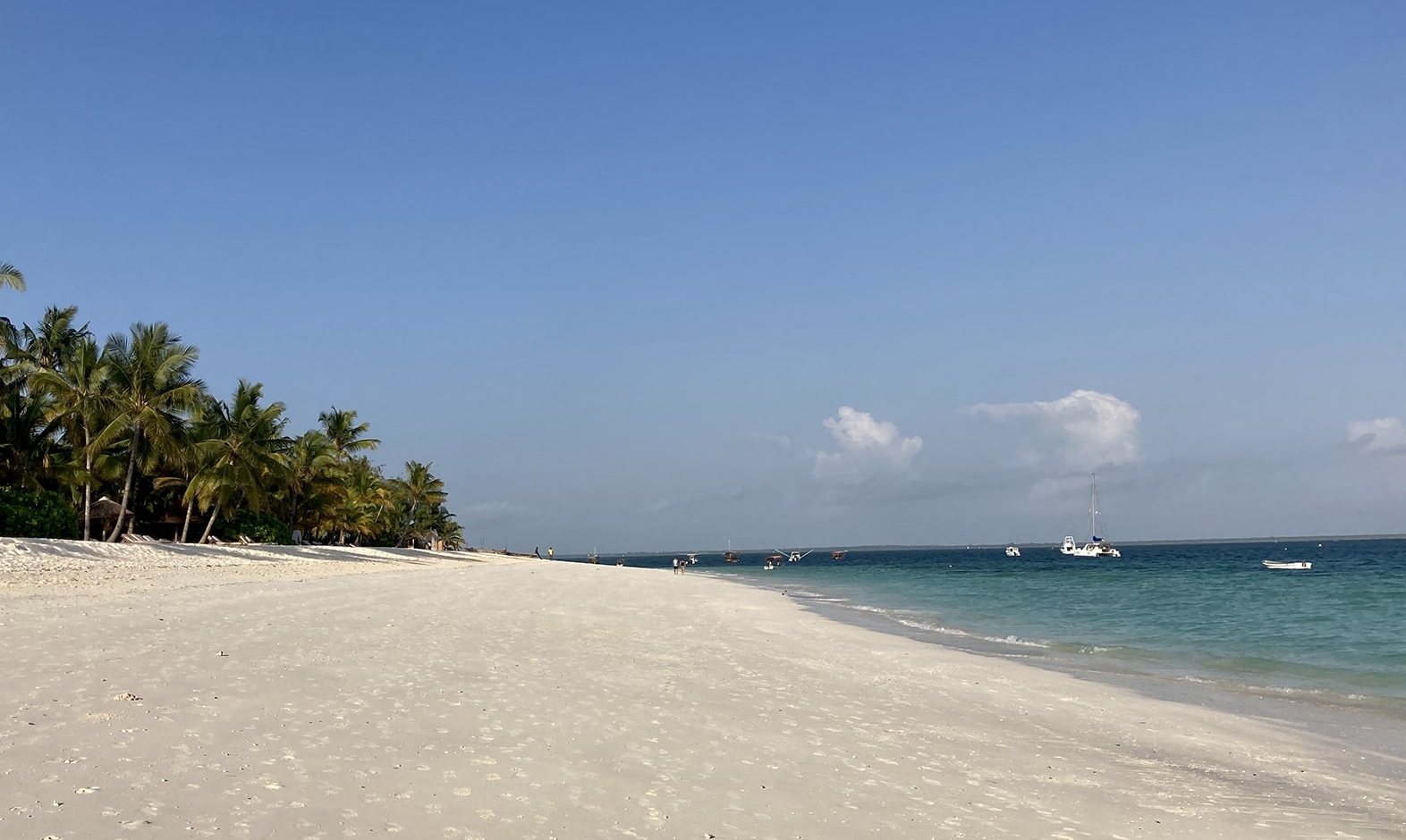 IntoAfrica-Experiencias-Zanzibar-Playa-00003-min
